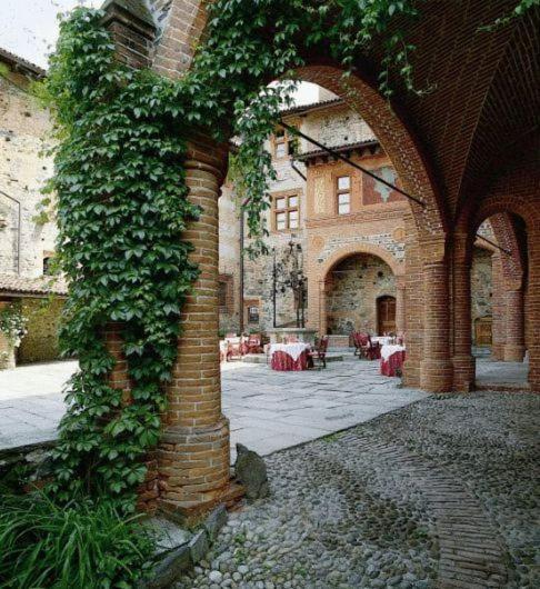 Castello Di Pavone Hotel Pavone Canavese Exterior photo