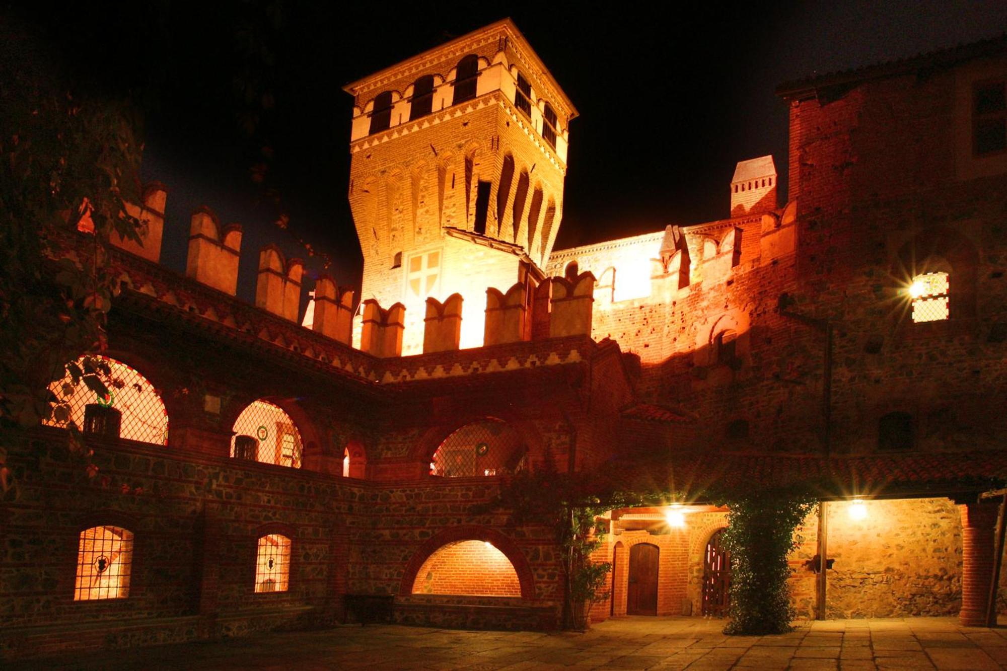Castello Di Pavone Hotel Pavone Canavese Exterior photo