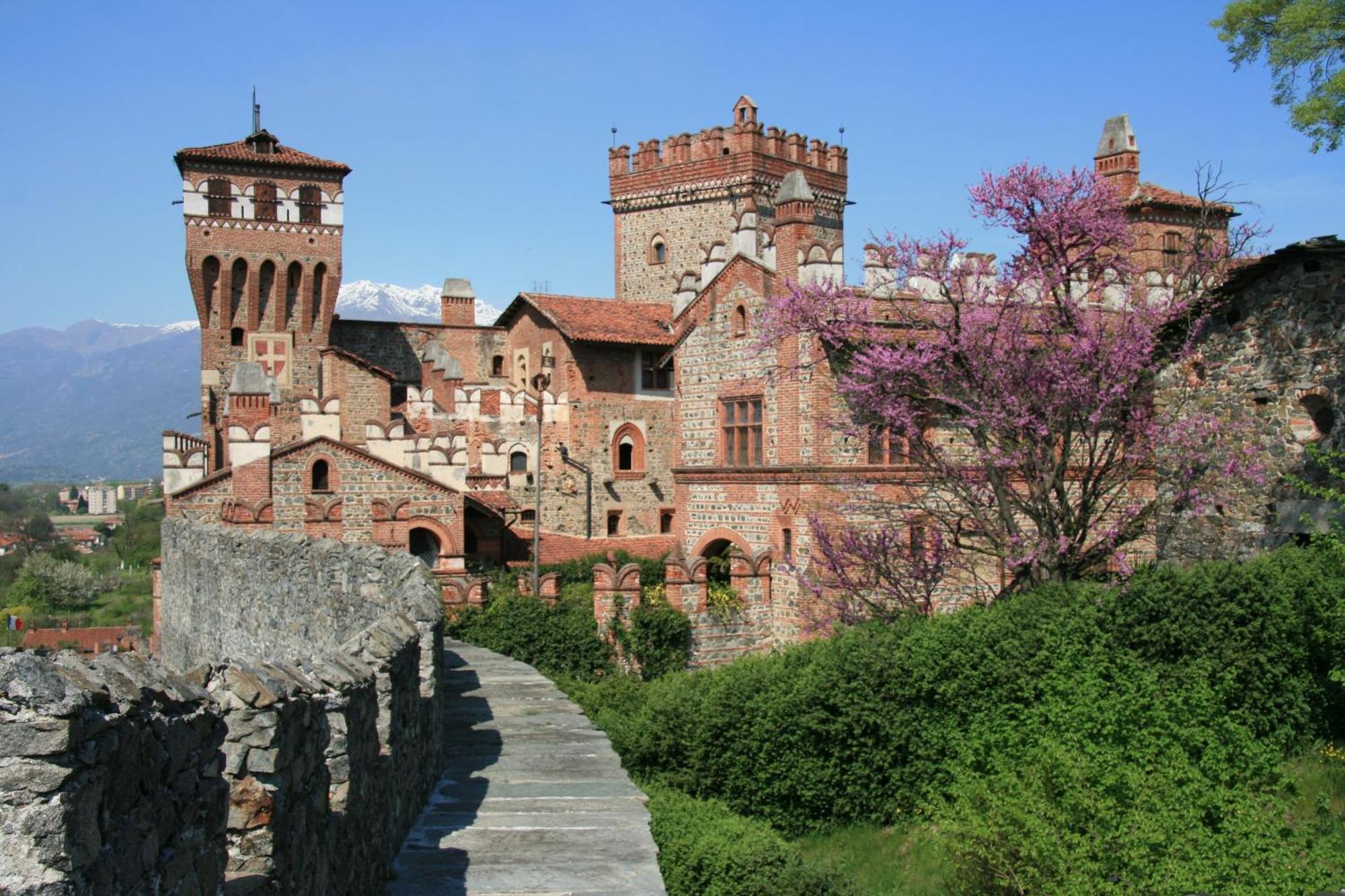 Castello Di Pavone Hotel Pavone Canavese Exterior photo