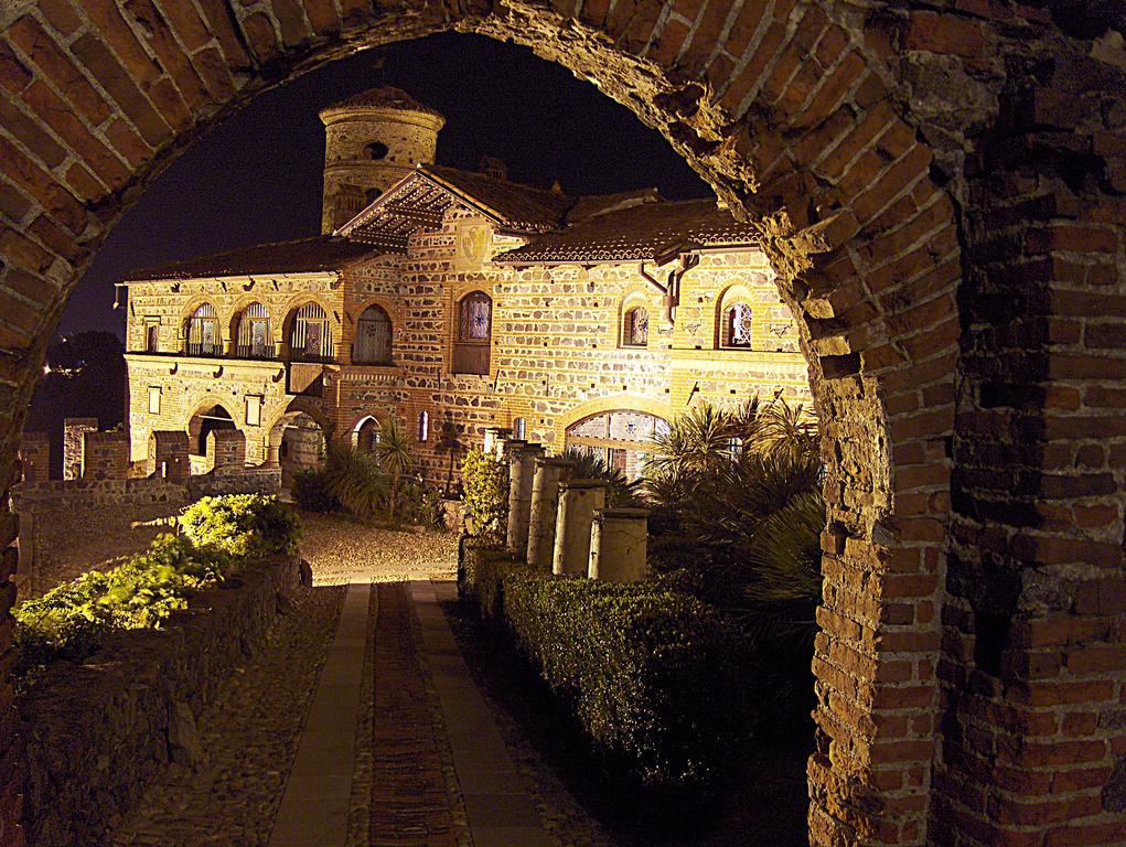 Castello Di Pavone Hotel Pavone Canavese Exterior photo