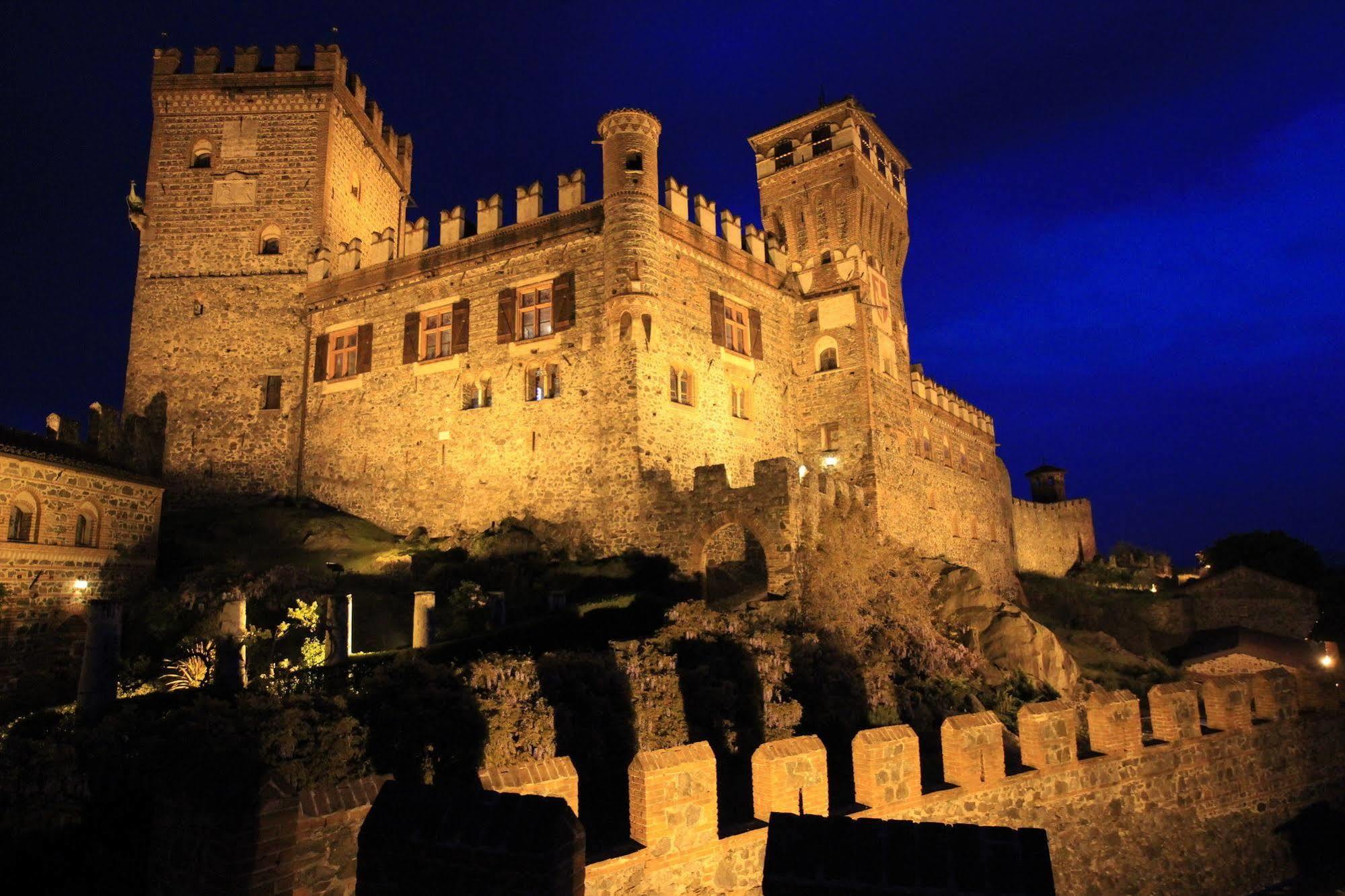 Castello Di Pavone Hotel Pavone Canavese Exterior photo