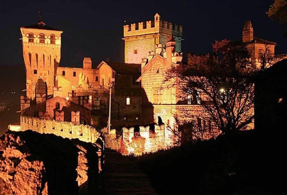 Castello Di Pavone Hotel Pavone Canavese Exterior photo