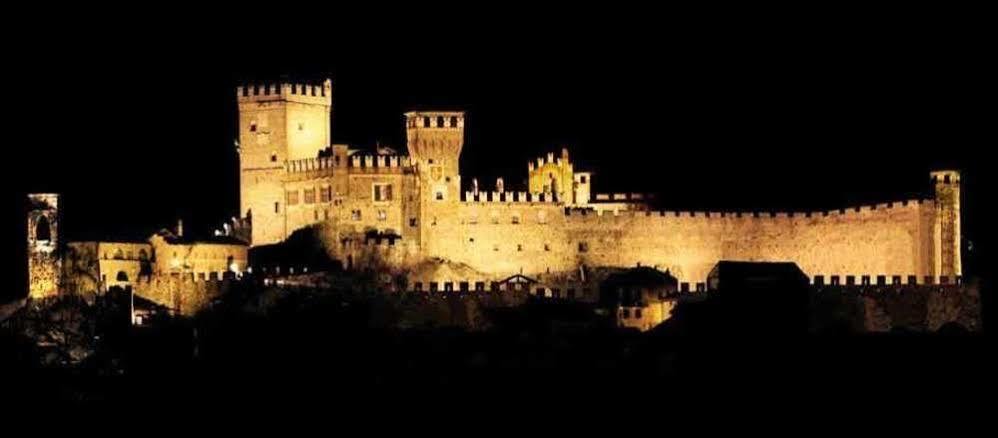 Castello Di Pavone Hotel Pavone Canavese Exterior photo