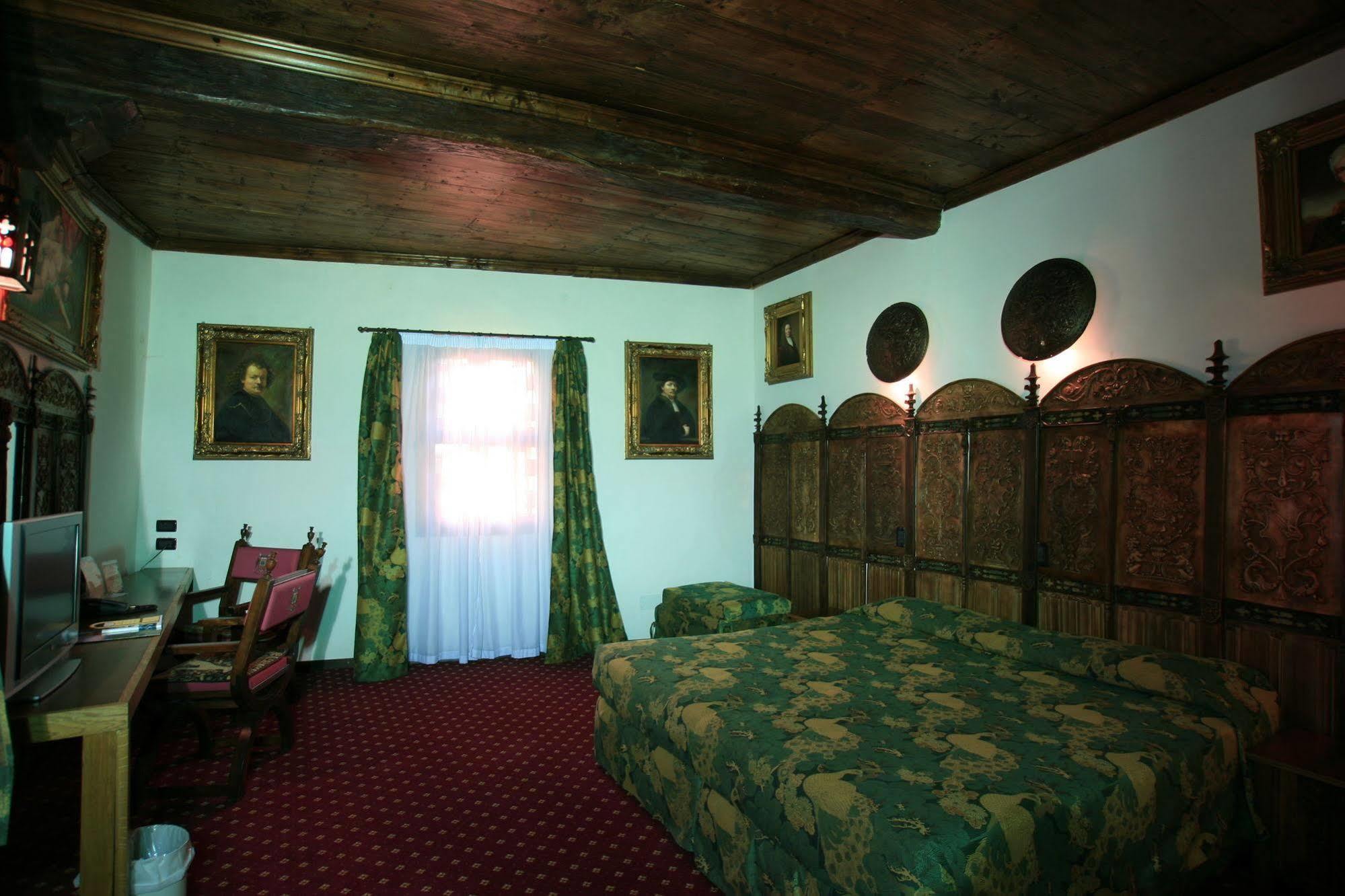 Castello Di Pavone Hotel Pavone Canavese Exterior photo