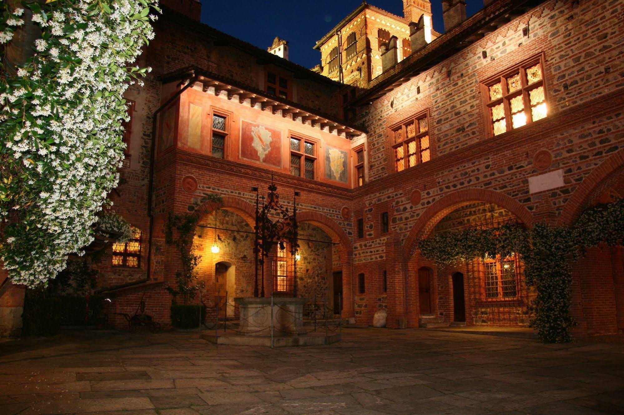 Castello Di Pavone Hotel Pavone Canavese Exterior photo