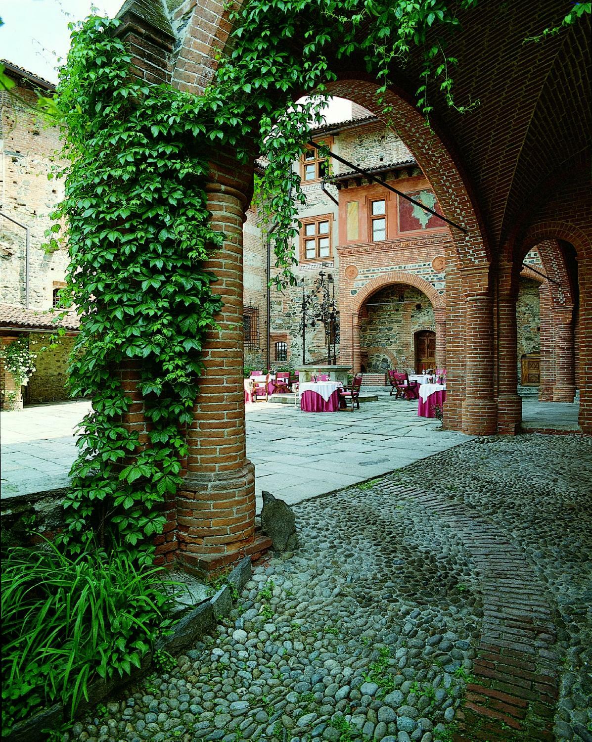 Castello Di Pavone Hotel Pavone Canavese Exterior photo